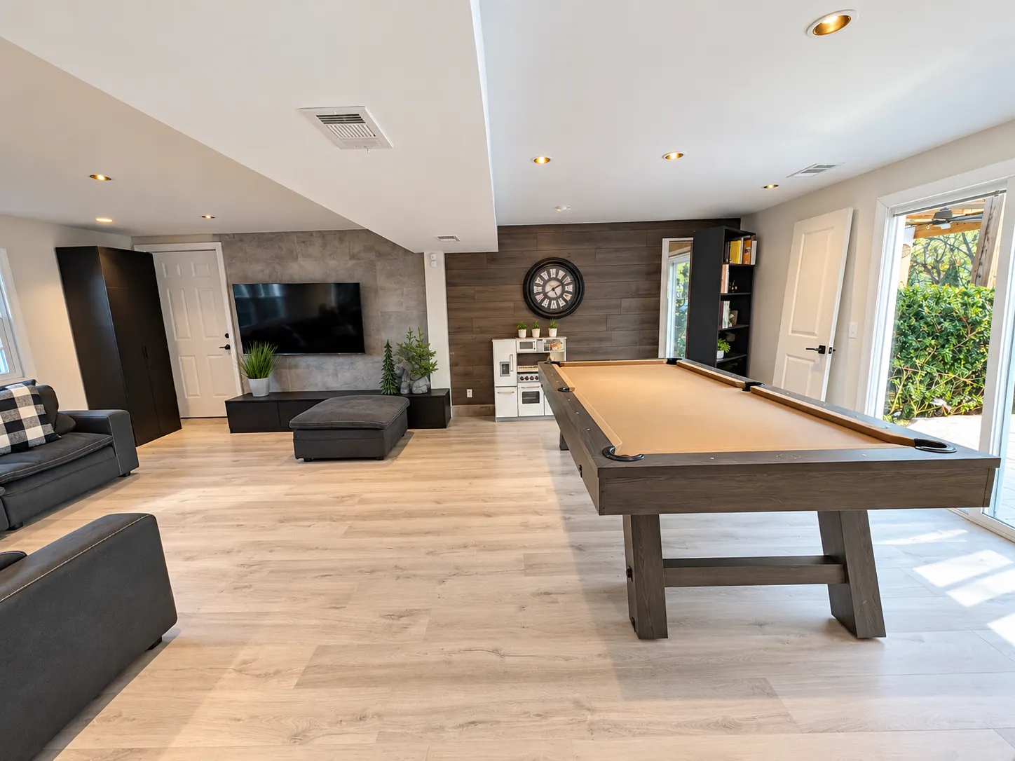 Recreation room with outdoor access
